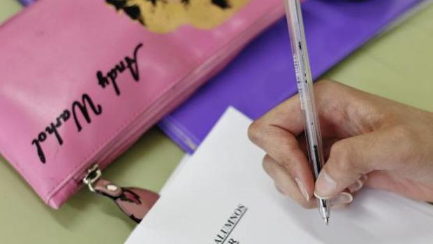 Una alumna trabaja en el aula de un instituto de Secundaria de Valencia